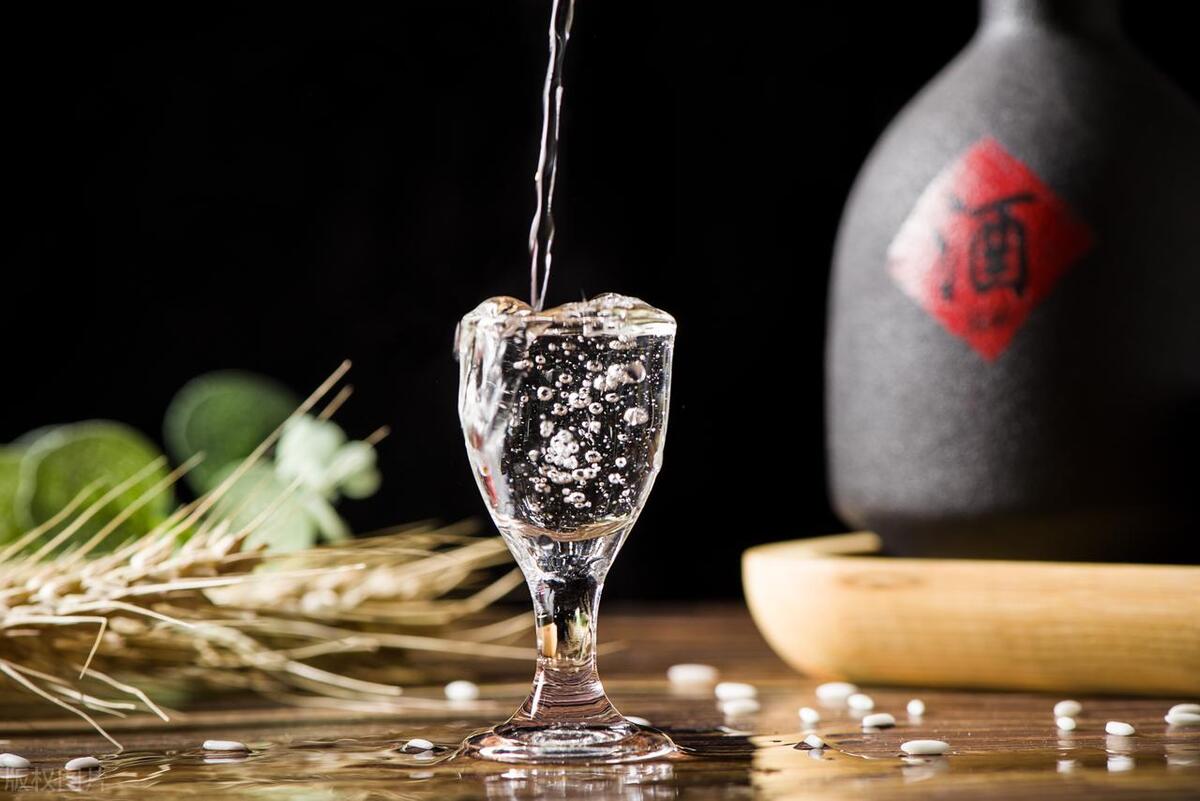 劍南春濃香型白酒多少錢一箱_劍南春46度濃香型白酒價(jià)格_濃香型白酒劍南春